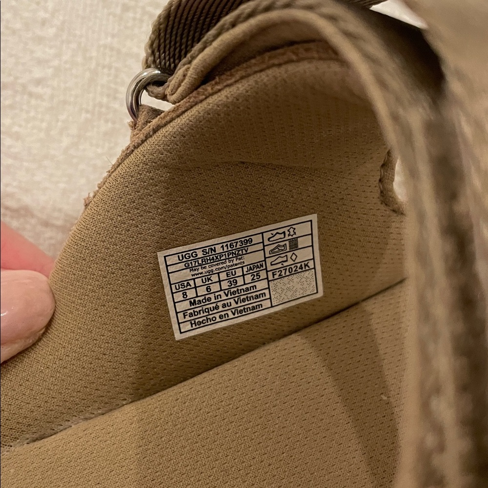 Ugg Goldenstar platform sandals in sand color size 8 - Picture 10 of 14